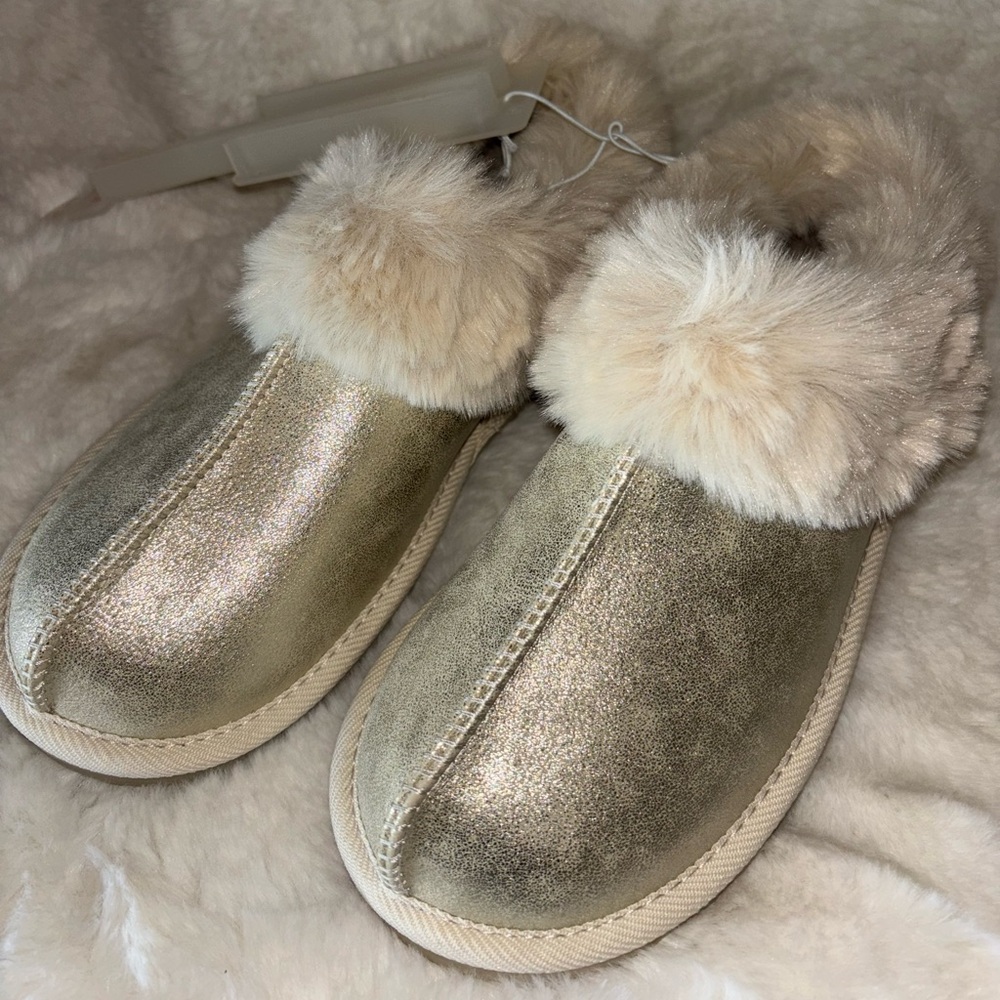 Women’s Size 5 Gold Fur Trim Soft Fluffy CAT & JACK Slippers - NWTS -